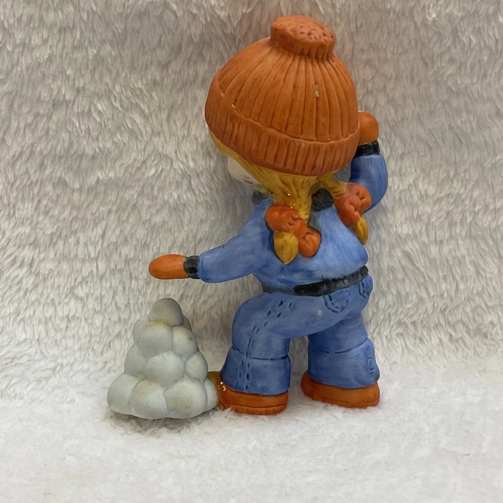 Vintage Enesco Girl Throwing Snowball 1984‎ Figurine Country Cousins